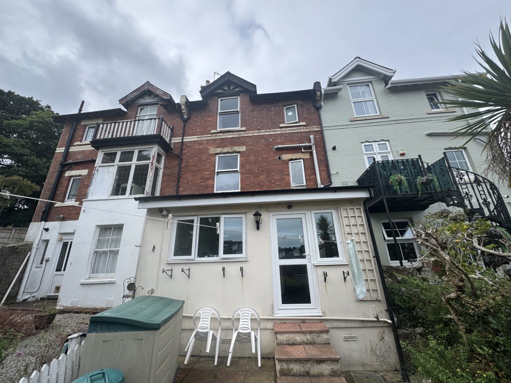 Lot: 89 - RESIDENTIAL INVESTMENT COMPRISING THREE-BEDROOM MAISONETTE AND GARDEN FLAT FOR IMPROVEMENT AND REPAIR - Rear of the property